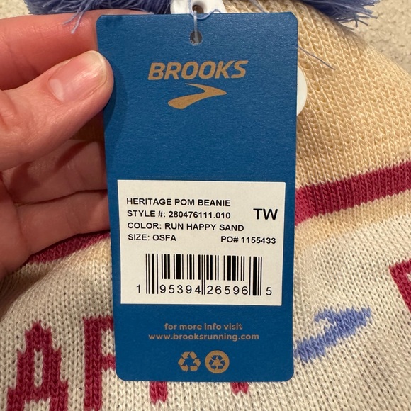 Brooks Heritage Pom Beanie Run Happy Sand Purple - Picture 3 of 7